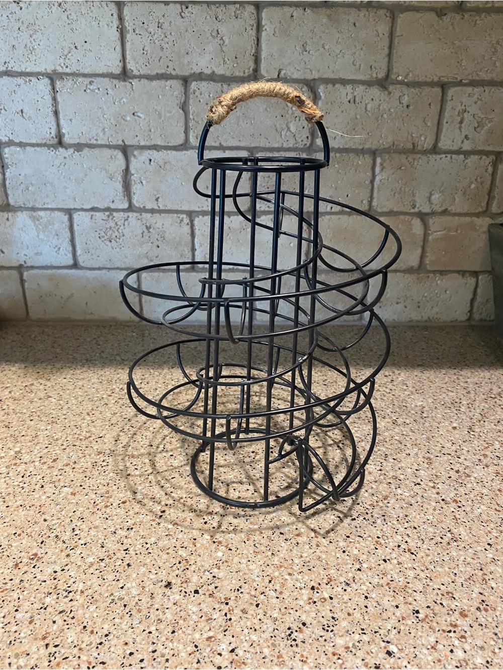 🌸 Black Wire Spiral Egg Holder with Rope Handle